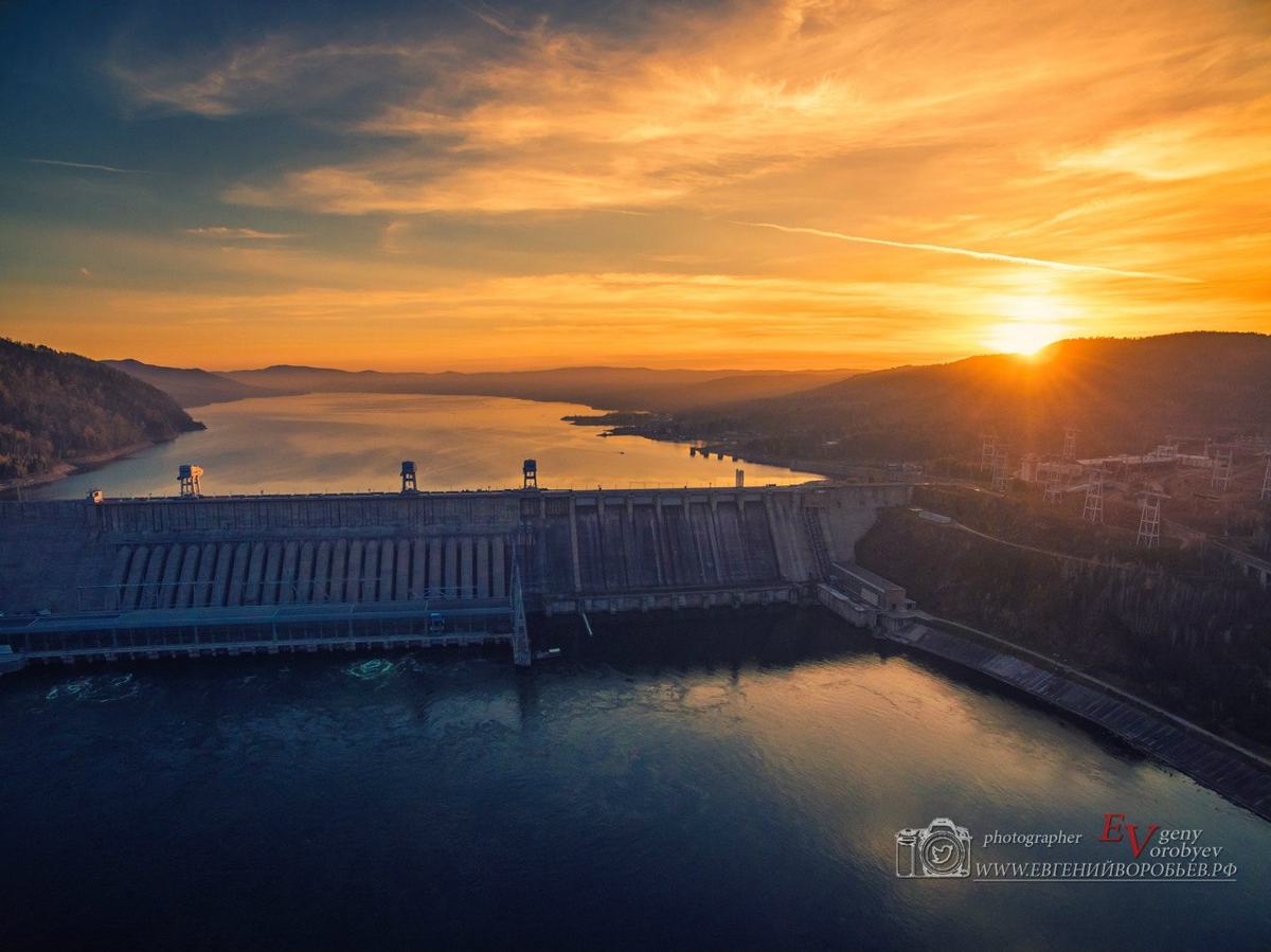 Красноярская ГЭС с квадрокоптера аэросъемка русгидро промышленная съемка с воздуха индустриальная