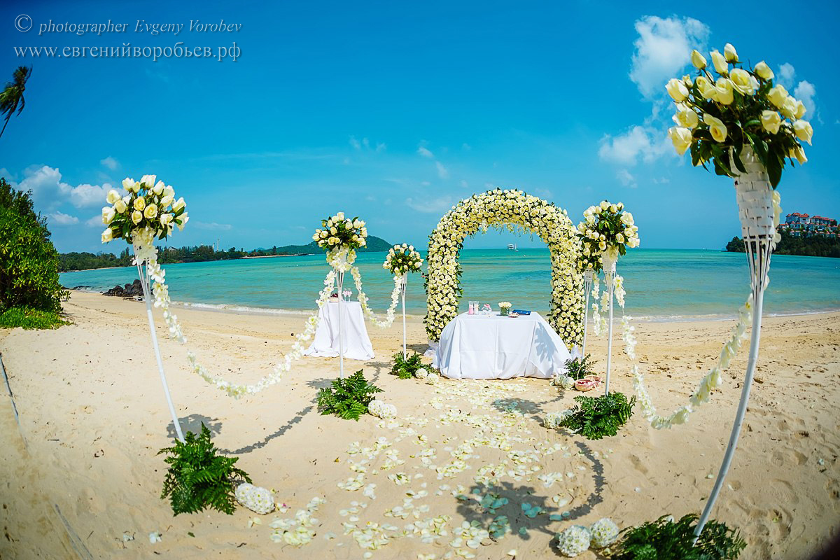 свадебная церемония с цветочной аркой на пляже Пхукет фотосессия Фотограф Phuket
